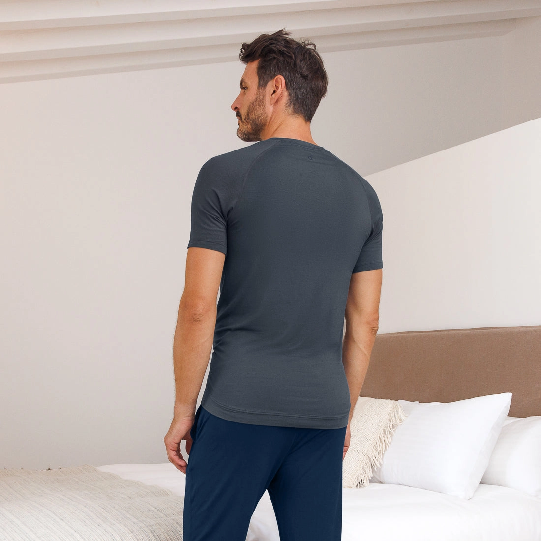 T-shirt v-neck — NATTWELL™