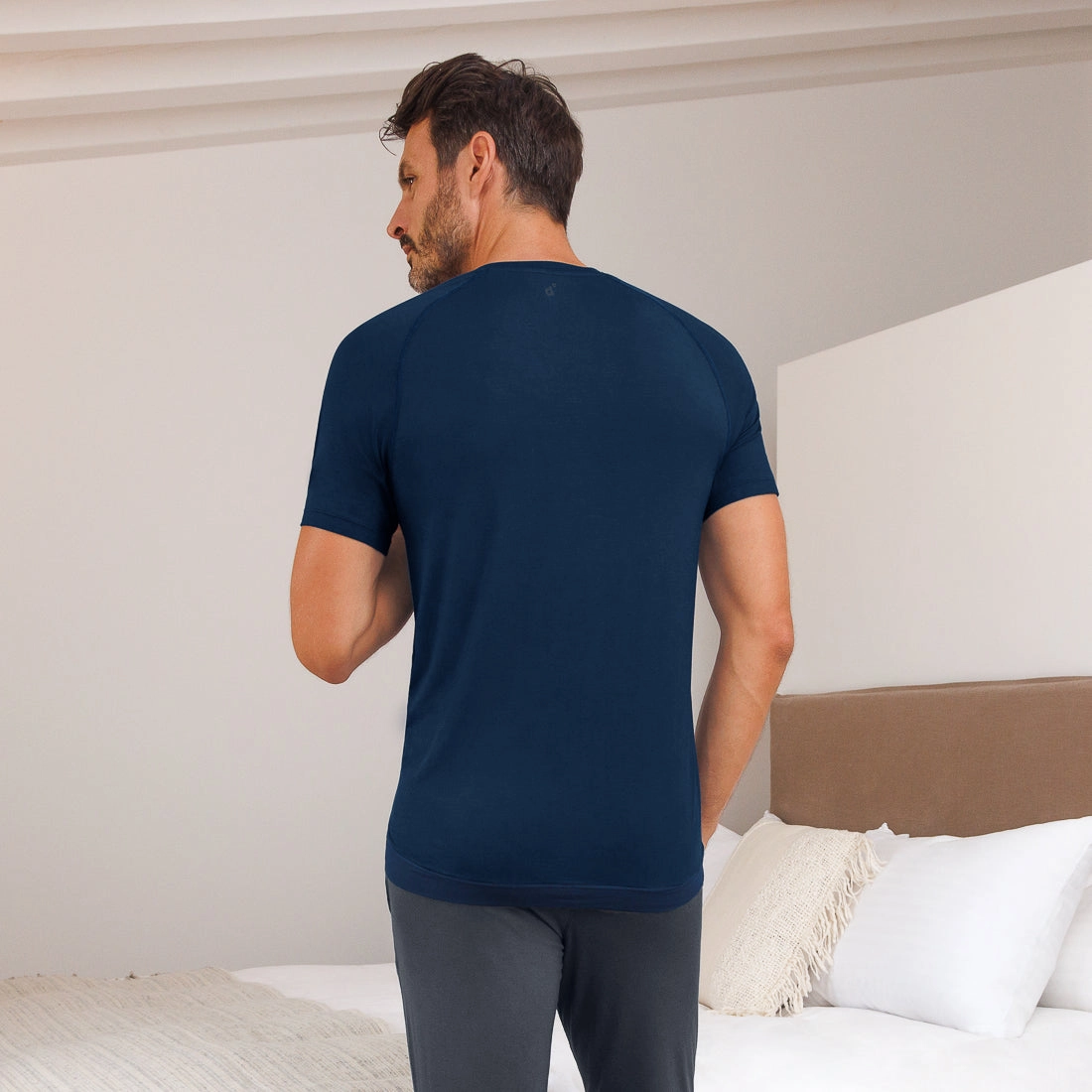 T-shirt v-neck — NATTWELL™