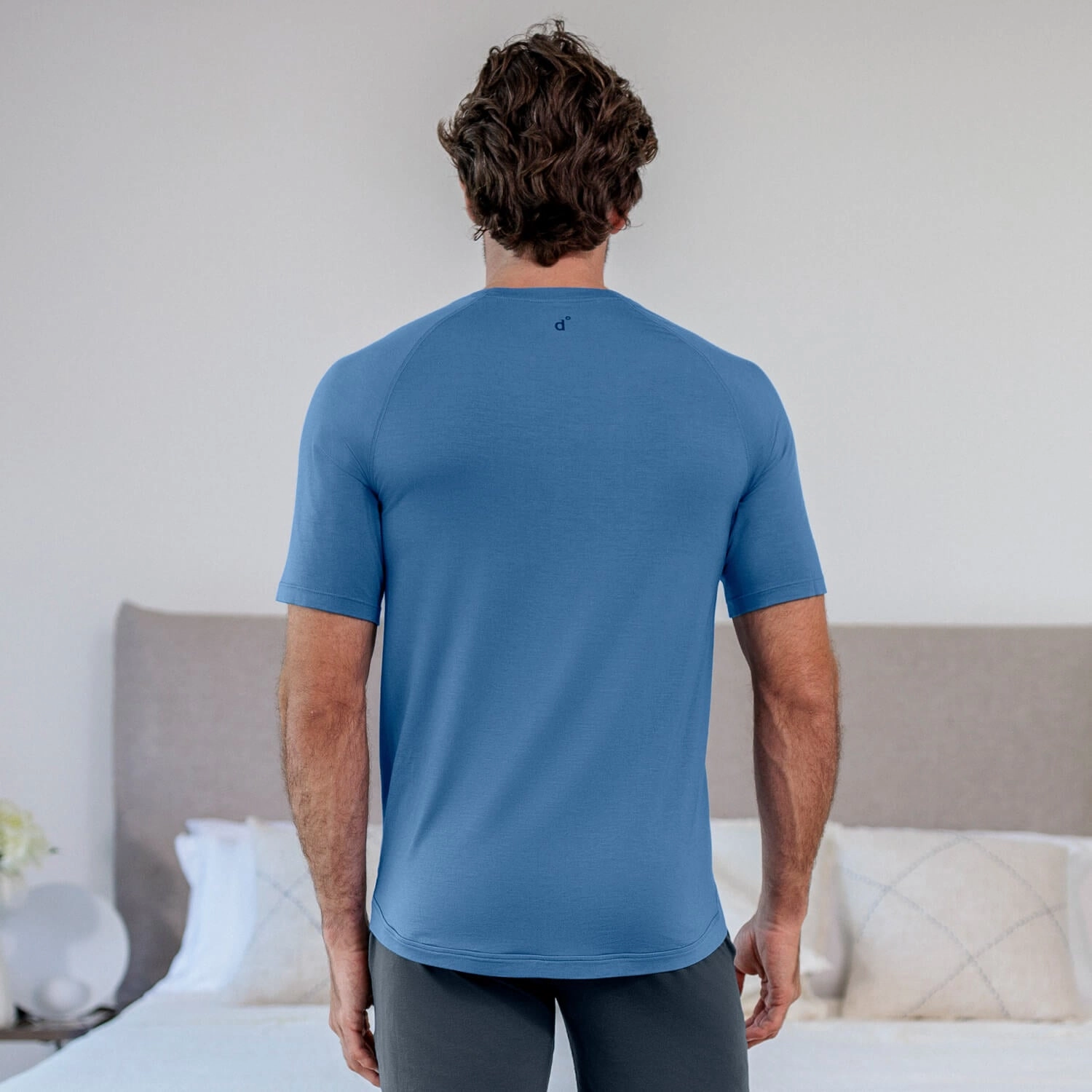 T-shirt v-neck — NATTWELL™